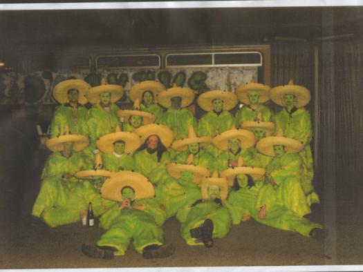 2001 als grüne Kakteen, ein Kostüm welches die Huttigs heute noch in Sölden oder Ischgl tragen ;-)